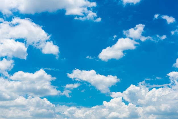 Blauer Himmel mit Wolken