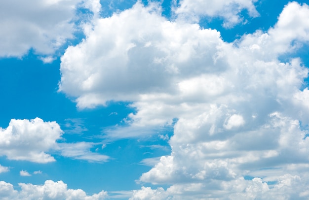 Blauer Himmel mit Wolken