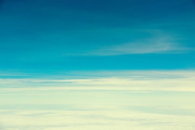 Blauer Himmel mit Wolken