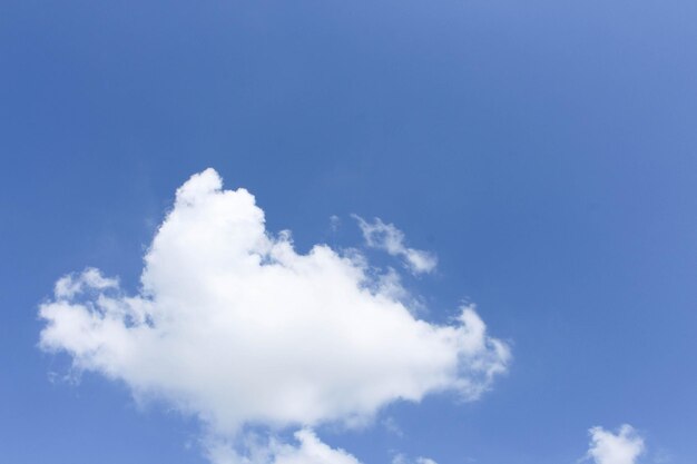 Blauer Himmel mit Wolken