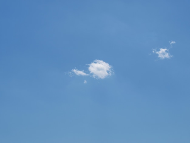 Blauer Himmel mit Wolken