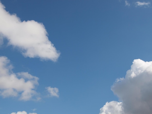 Blauer Himmel mit Wolken