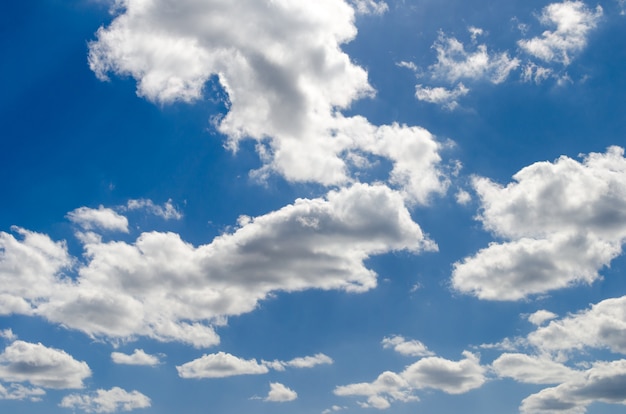 Blauer Himmel mit Wolken