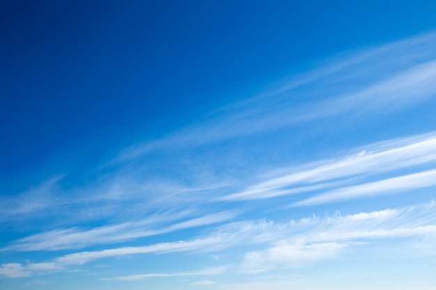 Blauer Himmel mit Wolken