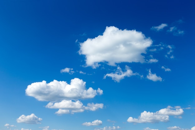 Blauer Himmel mit Wolken