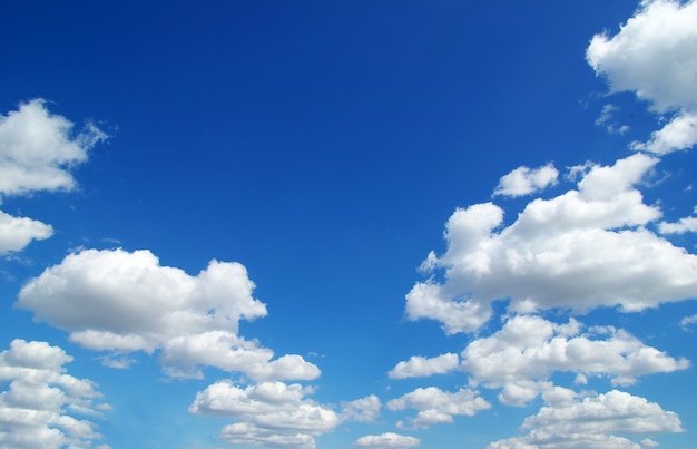 Blauer Himmel mit Wolken