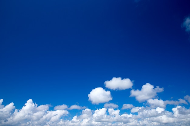 Blauer Himmel mit Wolken