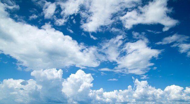 Blauer Himmel mit Wolken