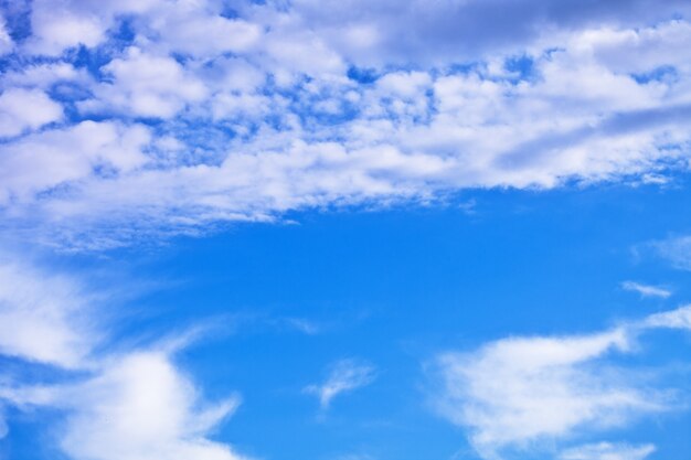 Blauer Himmel mit Wolken