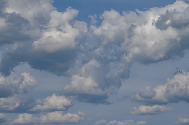 Blauer Himmel mit Wolken