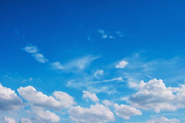 Blauer Himmel mit Wolkenhintergrund für Naturhintergrund.