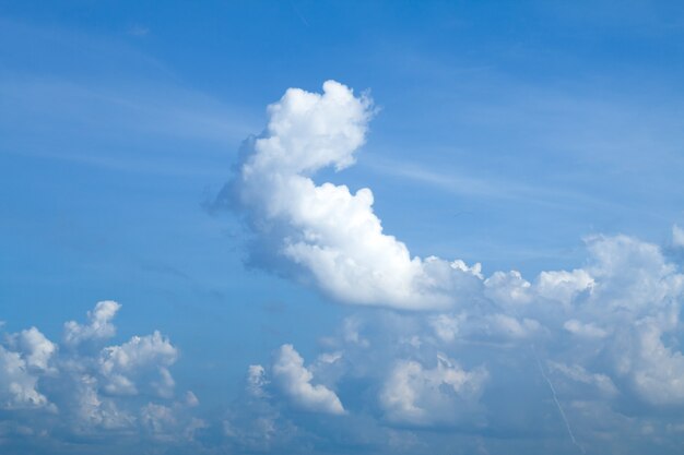 Blauer Himmel mit Wolkenhintergrund hat Platz für gesetzten Text oder Produkt