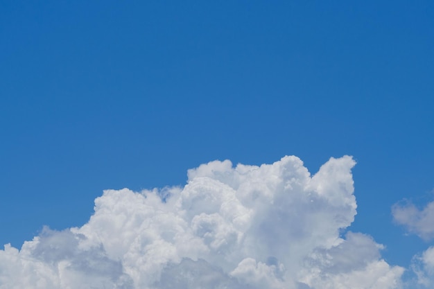 Blauer Himmel mit Wolkenhintergrund Sommerzeit schöner Himmel