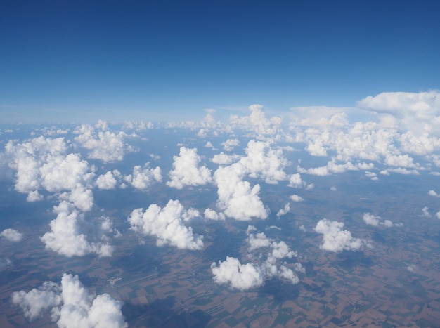 Blauer Himmel mit Wolkenhintergrund vom fliegenden Flugzeug aus gesehen