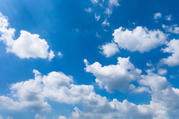 Blauer Himmel mit Wolkenhintergrund