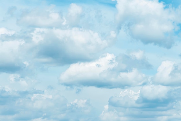 blauer Himmel mit Wolkenhintergrund