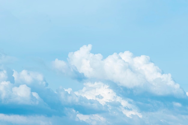 blauer Himmel mit Wolkenhintergrund