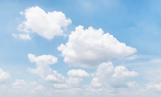 Blauer Himmel mit Wolkenhintergrund