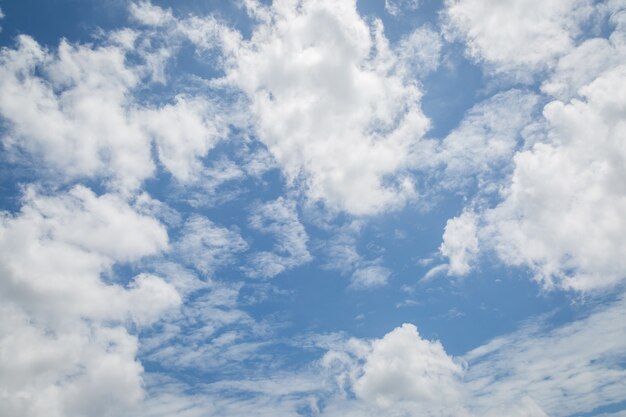 Blauer Himmel mit Wolkenhintergrund
