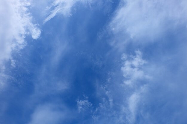 Foto blauer himmel mit wolkenhintergrund