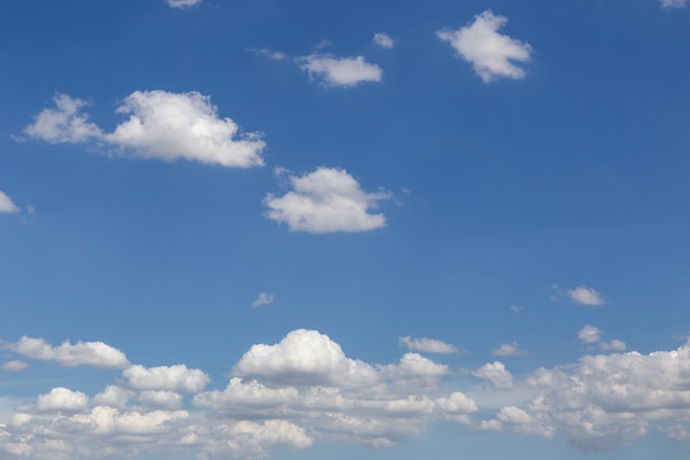 Blauer Himmel mit Wolkenhintergrund.