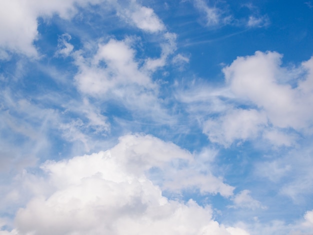 Blauer Himmel mit Wolkenhintergrund