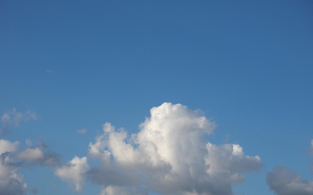 Blauer Himmel mit Wolkenhintergrund