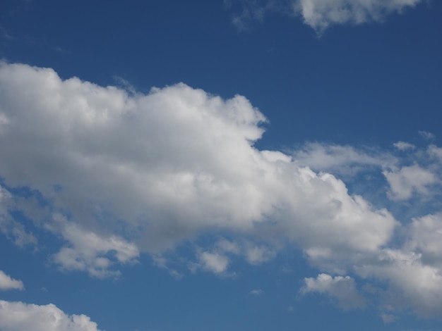 Blauer Himmel mit Wolkenhintergrund