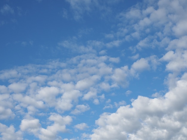 Blauer Himmel mit Wolkenhintergrund