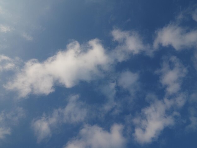 Blauer Himmel mit Wolkenhintergrund