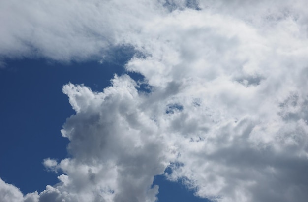 Blauer Himmel mit Wolkenhintergrund