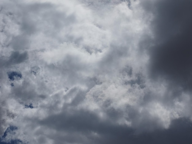 Blauer Himmel mit Wolkenhintergrund