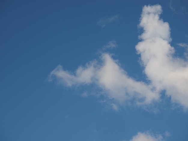 Blauer Himmel mit Wolkenhintergrund