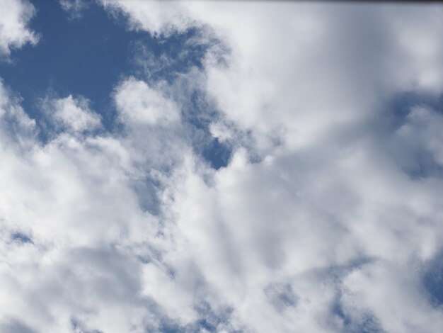 Blauer Himmel mit Wolkenhintergrund