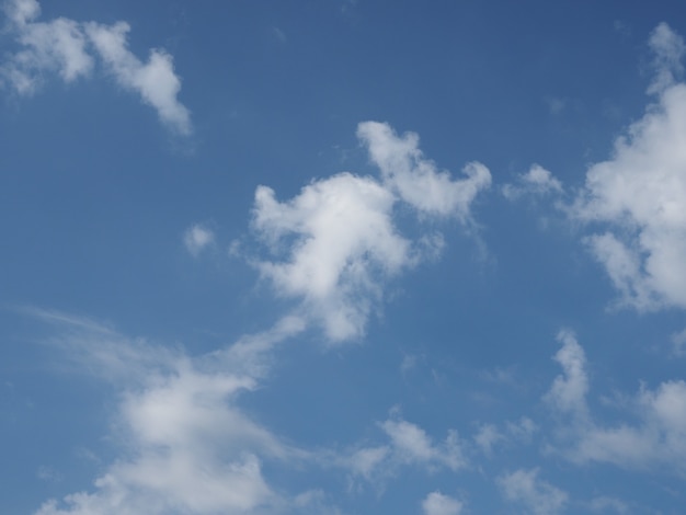 Blauer Himmel mit Wolkenhintergrund