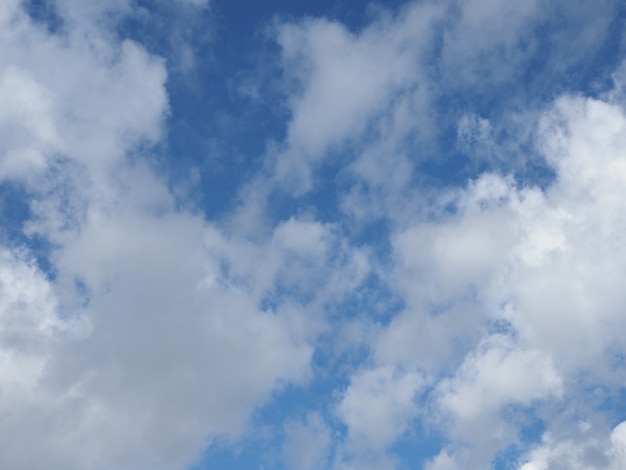 Blauer Himmel mit Wolkenhintergrund