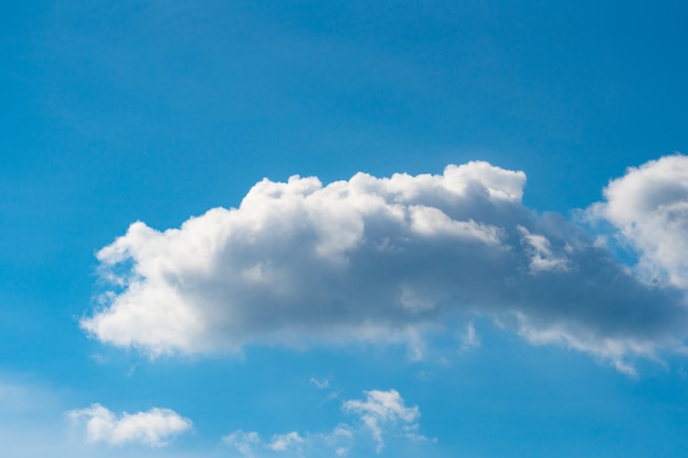 Blauer Himmel mit Wolkenhintergrund