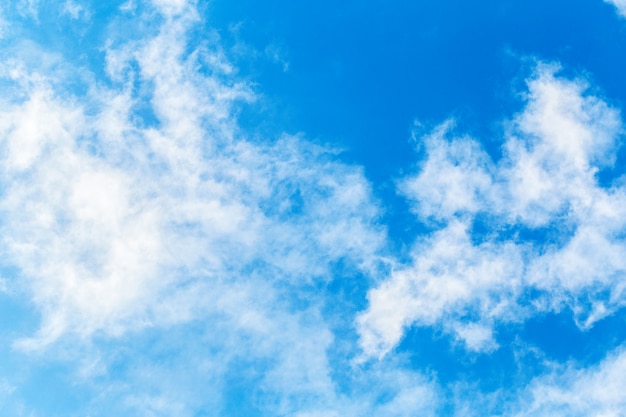 Blauer Himmel mit Wolkenhintergrund