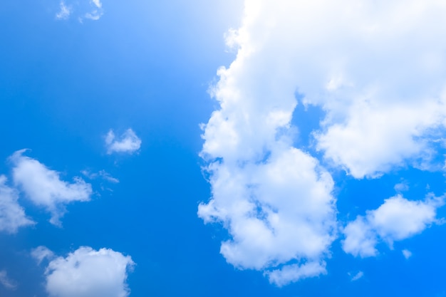 Blauer Himmel mit Wolkenhintergrundbeschaffenheit