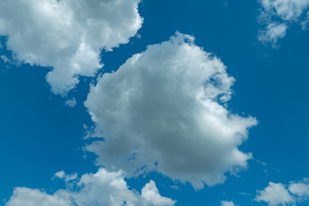 Blauer Himmel mit Wolkennahaufnahme