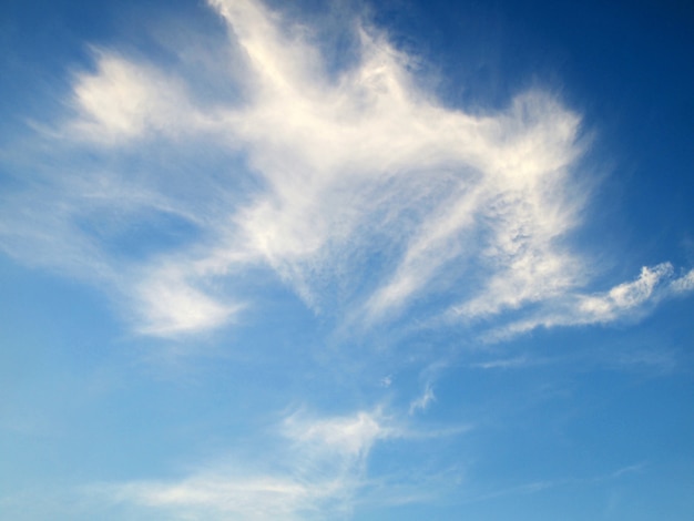 blauer Himmel mit Wolkennahaufnahme