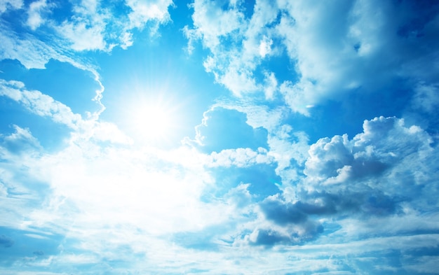 Blauer Himmel mit Wolkennahaufnahme