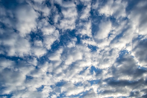 Blauer Himmel mit Wolkenregentag