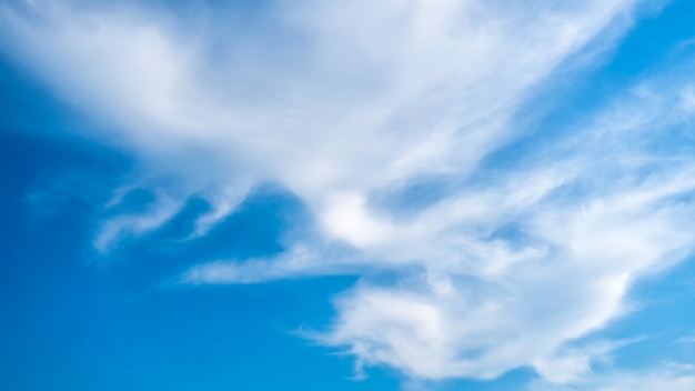 Blauer Himmel mit Wolkensommerabend über dem Meer