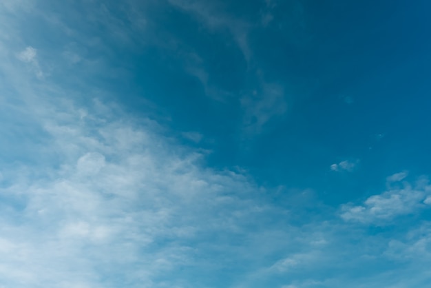 Blauer Himmel mit Wolkentexturhintergrund