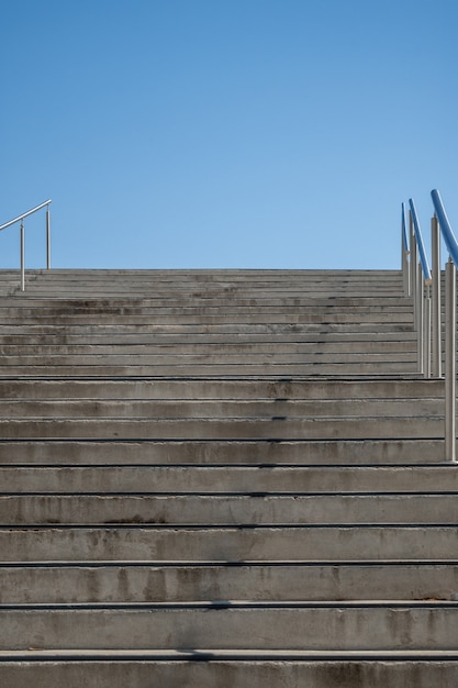 blauer Himmel modernes Design Handlauftreppe riesige Steineingangsstadt im Freien urban