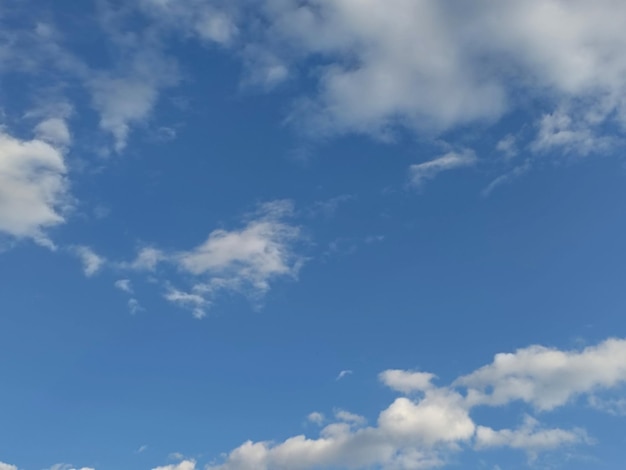 Blauer Himmel natürlich schön weiß bewölkt Sommeransicht sauberer Hintergrund Natur Wetter weiß