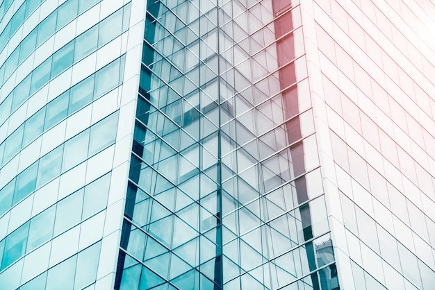 Blauer Himmel spiegelt sich im Glasgebäude. Abstrakter Architekturmusterhintergrund.