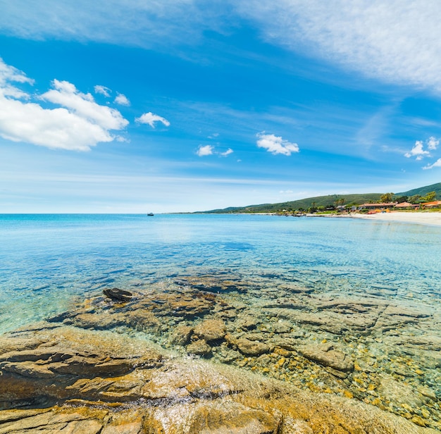 Blauer Himmel über dem Strand von Cala d'Ambra