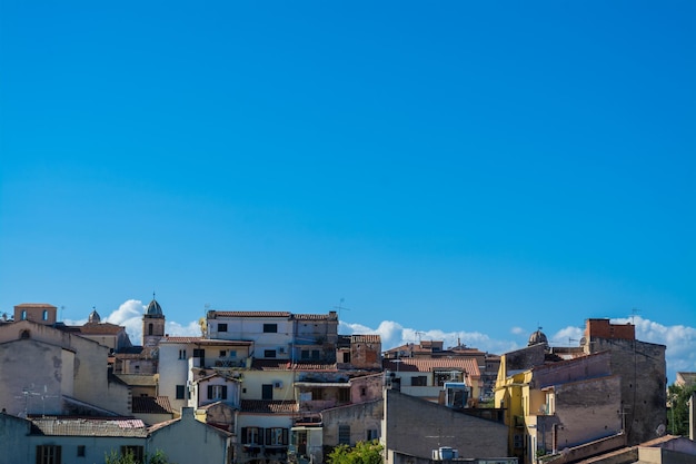 Blauer Himmel über den Dächern der Altstadt